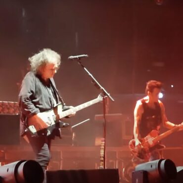 watch-the-cure-debut-new-song-“a-fragile-thing”