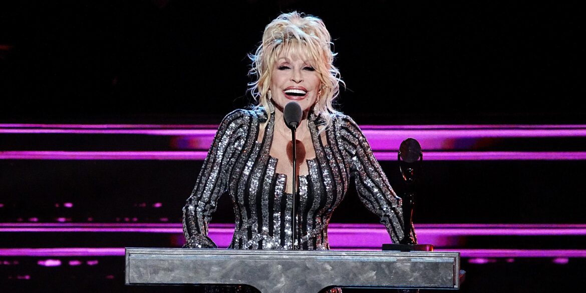 dolly-parton-inducted-into-2022-rock-&-roll-hall-of-fame:-watch