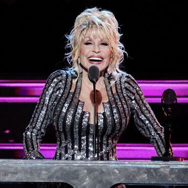 dolly-parton-inducted-into-2022-rock-&-roll-hall-of-fame:-watch