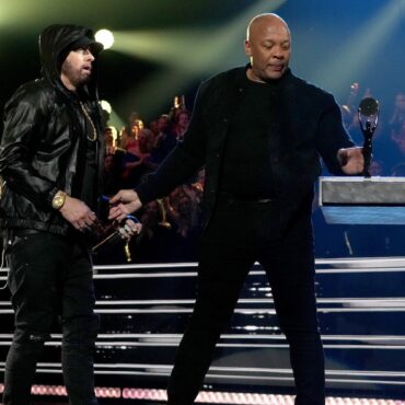 dr.-dre-inducts-eminem-at-2022-rock-hall-ceremony:-watch