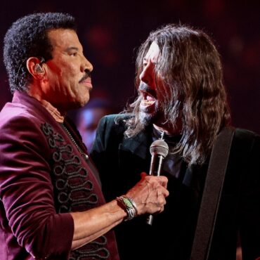 rock-hall-2022:-watch-lionel-richie-perform-“easy”-with-foo-fighters’-dave-grohl