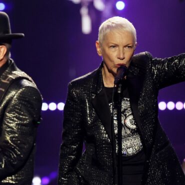 rock-hall-2022:-watch-eurythmics-perform-“sweet-dreams-(are-made-of-this)”