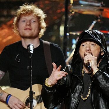 rock-hall-2022:-watch-eminem-perform-“stan”-with-ed-sheeran