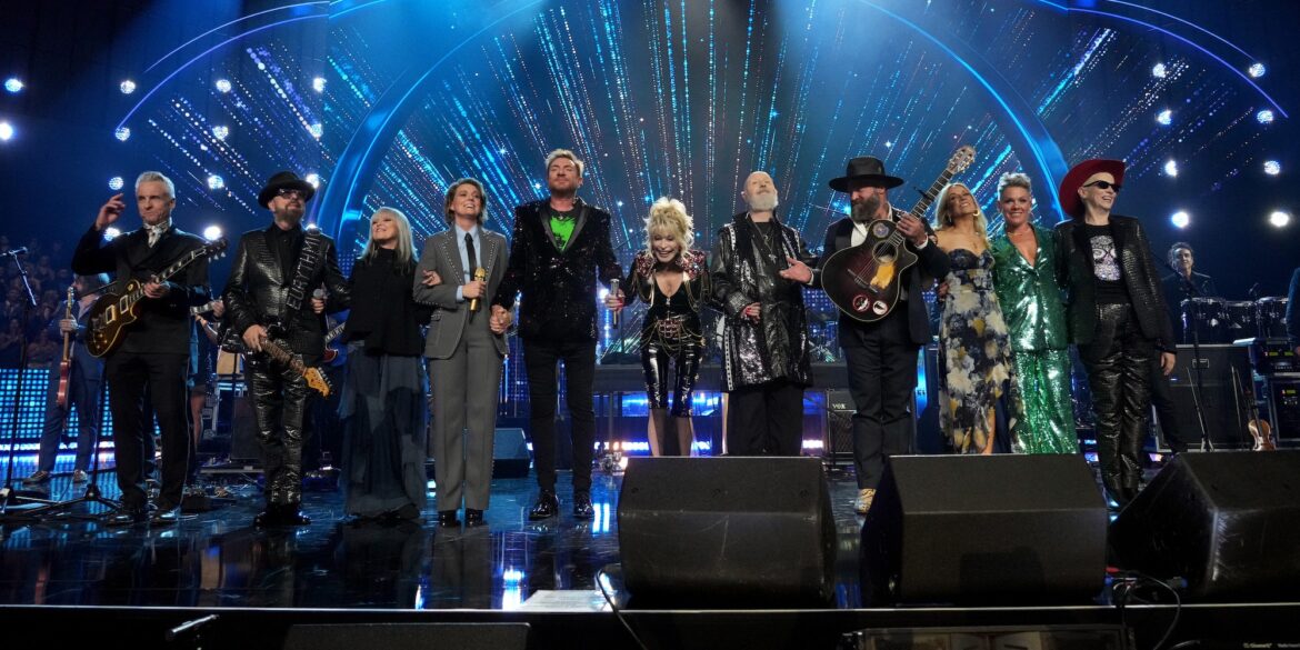 rock-hall-2022:-watch-dolly-parton-perform-“jolene”-with-inductee-supergroup