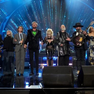 rock-hall-2022:-watch-dolly-parton-perform-“jolene”-with-inductee-supergroup