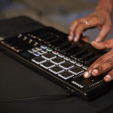 donner-dmk-25-pro-review:-a-decent-portable-midi-keyboard-for-traveling-producers