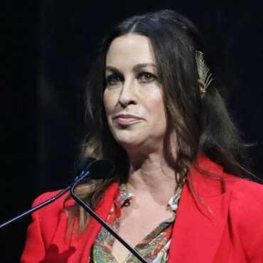 alanis-morissette-addresses-absence-from-2022-rock-&-roll-hall-of-fame-induction-ceremony