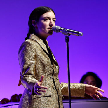 lorde-shares-concert-industry-explainer:-“touring-has-become-a-demented-struggle-to-break-even-or-face-debt”