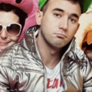 sufjan-stevens-joins-rosie-thomas-for-new-christmas-song-“we-should-be-together”:-listen