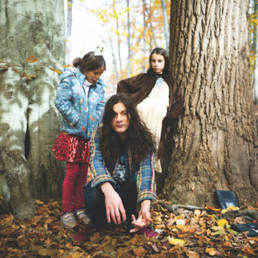 kurt-vile-shares-cover-of-bob-dylan’s-“must-be-santa”-featuring-his-daughters