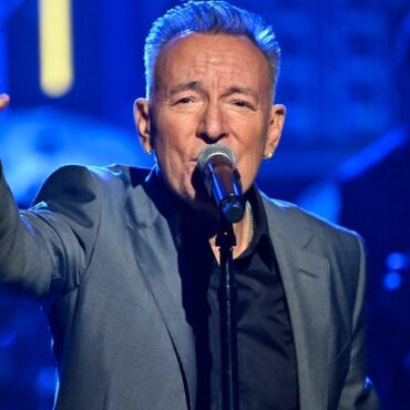 bruce-springsteen-performs-“nightshift”-on-fallon:-watch