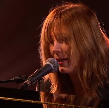 watch-beth-orton-perform-“fractals”-on-“james-corden”