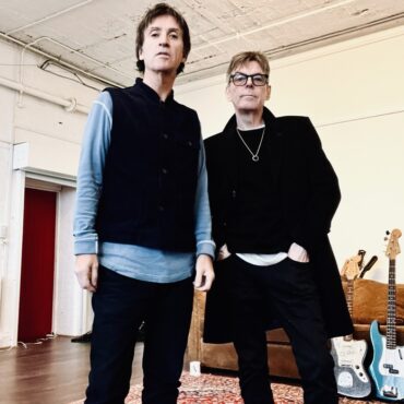 andy-rourke-and-johnny-marr-share-first-new-song-in-35-years-with-blitz-vega’s-“strong-forever”