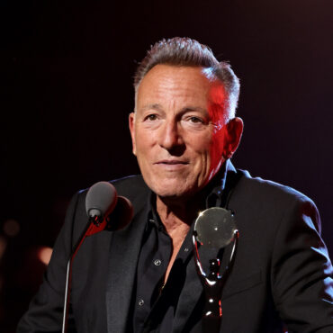 bruce-springsteen-addresses-ticketmaster’s-dynamic-pricing-that-led-to-$5,000-tickets