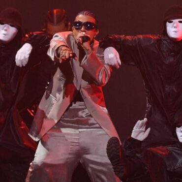 watch-rauw-alejandro-perform-“desesperados”-at-the-2022-latin-grammys