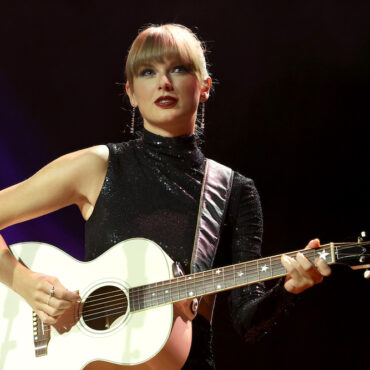 ticketmaster-apologizes-to-taylor-swift-fans-and-explains-what-happened