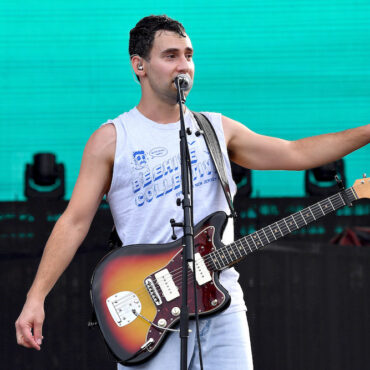 speaking-of-touring,-jack-antonoff-calls-on-venues-to-stop-taking-merch-cuts