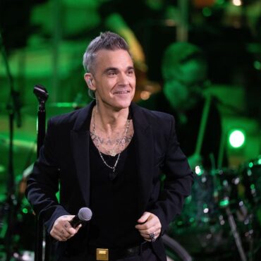 robbie-williams-defends-world-cup-gig:-“anyone-leaving-messages-saying-‘no-to-qatar’-are-doing-so-on-chinese-technology”