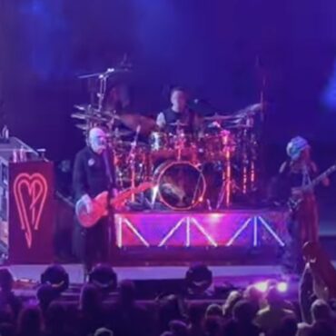 watch-willow-join-smashing-pumpkins-on-“cherub-rock”-in-la