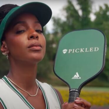 kelly-rowland-had-a-big-week,-too:-watch-her-play-celebrity-pickleball-&-descend-a-scary-vr-mine