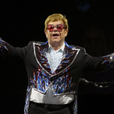 watch-elton-john-perform-with-dua-lipa,-brandi-carlile,-&-kiki-dee-at-dodger-stadium-farewell-show