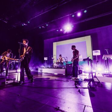 wallows-returns-to-their-hometown-for-riveting-performance-at-the-greek-theatre