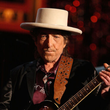 bob-dylan-addresses-controversy-over-books-and-art-signed-with-autopen