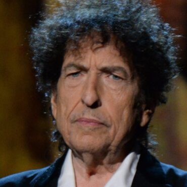 bob-dylan-addresses-book-signature-controversy