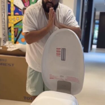 drake-bought-dj-khaled-four-toilets-for-his-birthday