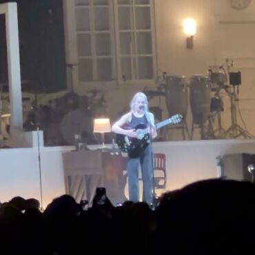 watch-phoebe-bridgers-cover-“milk”-at-the-1975’s-la-show