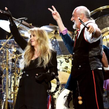 stevie-nicks-and-mick-fleetwood-pay-tribute-to-christine-mcvie