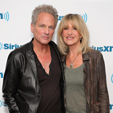 lindsey-buckingham-pens-tribute-to-fleetwood-mac-“soul-mate”-christine-mcvie