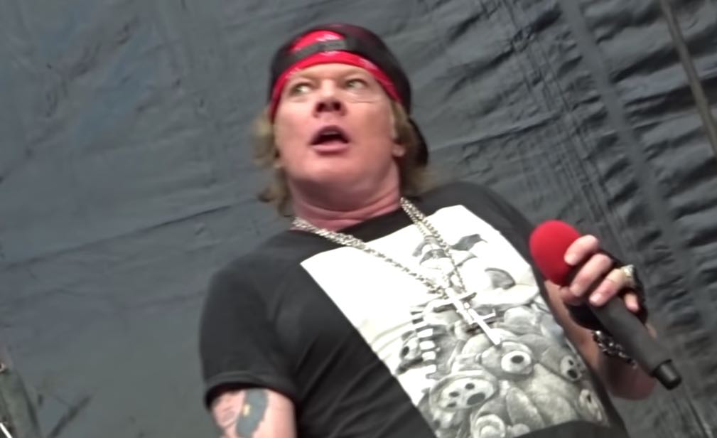 axl-rose-hits-woman-with-microphone-in-video