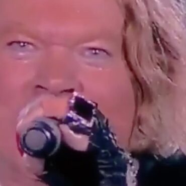 axl-rose-goes-on-rant-after-hitting-fan-at-show