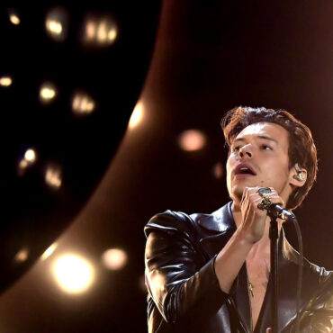 watch-harry-styles-cover-fleetwood-mac’s-“songbird”-in-tribute-to-christine-mcvie