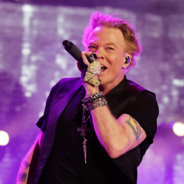 axl-rose-says-he’ll-stop-throwing-mics-after-australian-woman-catches-one-to-the-face