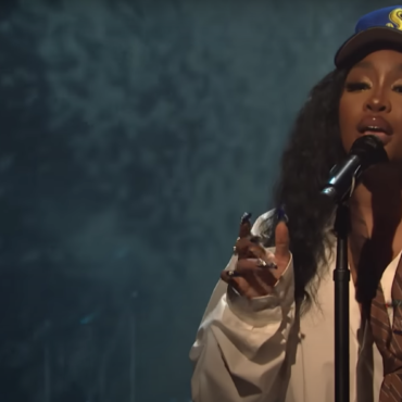 watch-sza-perform-“shirt,”-debut-new-song-“blind”-on-snl