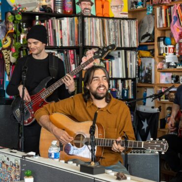 alex-g-plays-npr-“tiny-desk-concert”:-watch