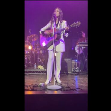 watch-weyes-blood-debut-hearts-aglow-songs-live-in-san-diego