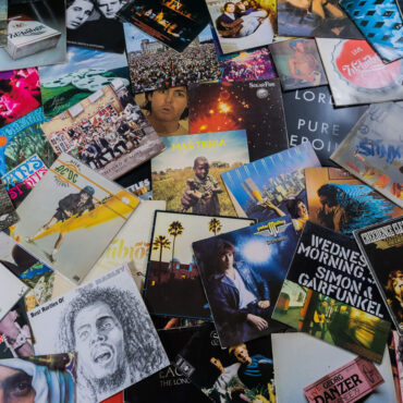 a-vinyl-lover's-buying-guide:-8-of-the-best-gifts-that-will-make-any-true-record-fan's-day