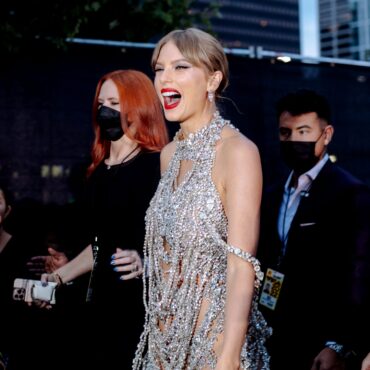 taylor-swift-wrote-a-movie-and-will-direct-it-for-searchlight-pictures