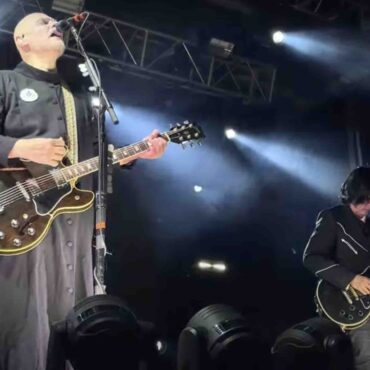 billy-corgan-eats-chips-during-concert-in-video