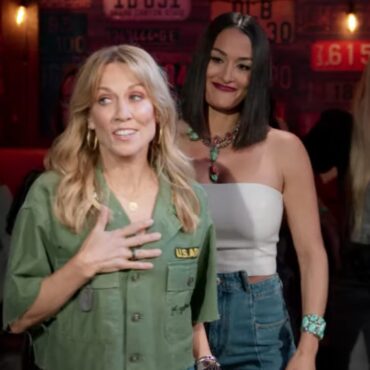 watch-sheryl-crow-destroy-gwen-stefani-in-an-axe-throwing-contest