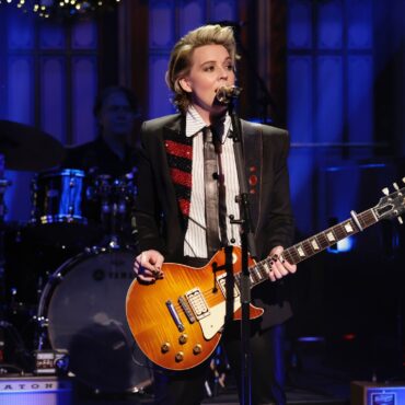 watch-brandi-carlile-perform-“the-story”-and-“you-and-me-on-the-rock”-on-snl