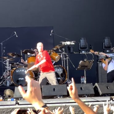 watch-mike-patton-try-to-take-out-a-drone-at-knotfest-chile