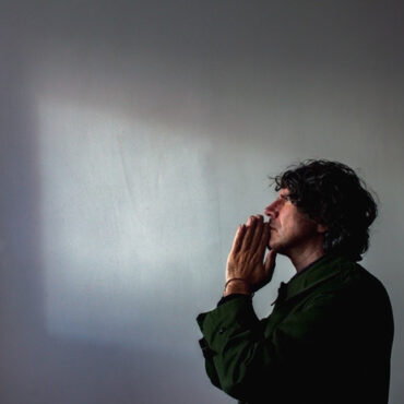 gruff-rhys-announces-soundtrack-for-“the-almond-&-the-seahorse,”-shares-video-for-new-single-“amen”