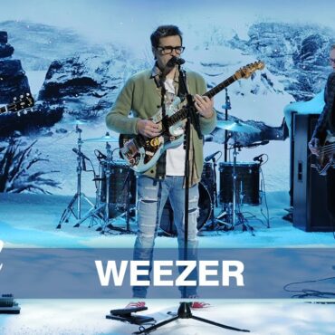 weezer-played-“i-want-a-dog”-in-the-fake-snow-on-kimmel-to-conclude-their-sznz-residency