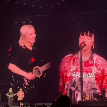 watch-phoebe-bridgers-&-dave-grohl-join-billie-eilish-onstage-in-la