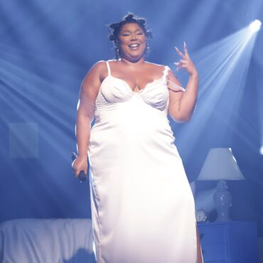 watch-lizzo-perform-“break-up-twice”-and-“someday-at-christmas”-on-snl