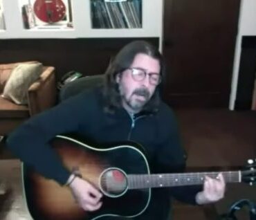 watch-dave-grohl-play-foo-fighters/nirvana-rarity-“marigold”-for-the-first-time-in-12-years